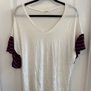 T-Shirt with striped ruffle sleeves.